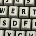 Adesivi italiano fondo bianco lettere nere - per ipovedenti