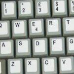 Adesivi italiano fondo bianco lettere nere 11,5x12mm